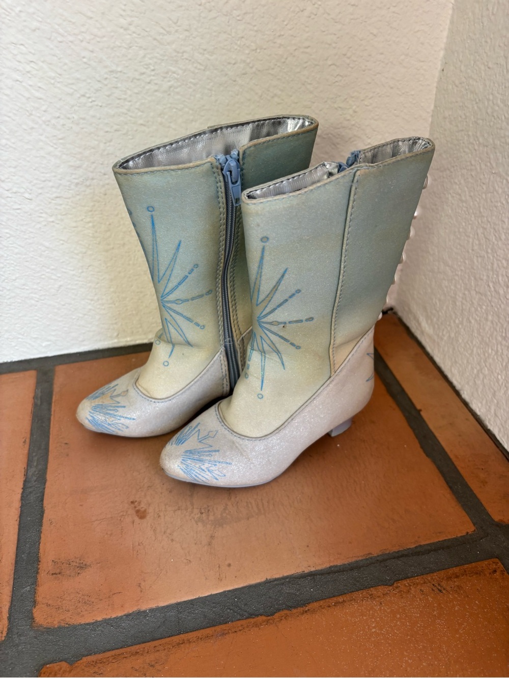 Disney Store Frozen Elsa Dress up boots size 9/10
